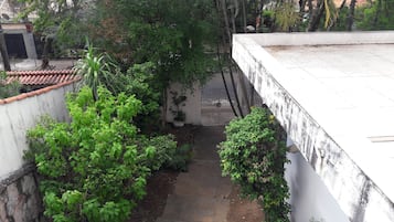 Dormitório compartilhado, 2 quartos, sacada, vista para o jardim | Entrada da propriedade