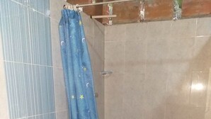 Ein Badezimmer mit Toilette, Waschbecken und einer Duschkabine.