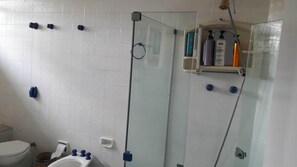Gemeinsamer Schlafsaal, 1 Schlafzimmer, Terrasse, Gartenblick | Dusche im Bad