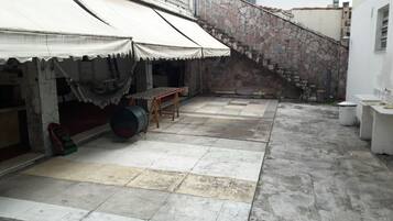 Dormitório compartilhado, 1 quarto, varanda, vista para o jardim | Terraço/pátio
