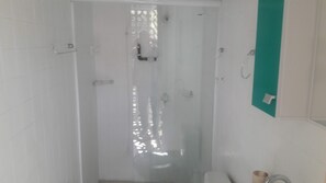 Bathroom shower - Lavanda - Comfortable Suite in a Cozy House Good Location and Transport - (São Paulo)