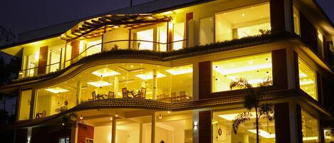 Huone, 1 makuuhuone, yksityinen uima-allas, näköala puutarhaan | Ulkopuoli