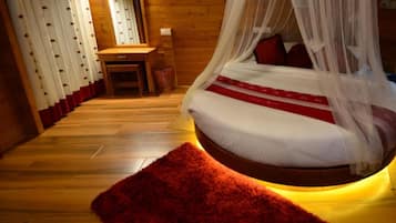 1 bedroom, desk, WiFi