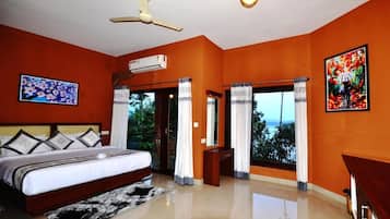 1 bedroom, desk, WiFi