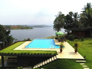 Huone, 1 makuuhuone, yksityinen uima-allas, näköala puutarhaan | Uima-allas | Ulkouima-allas