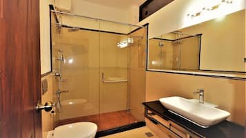 Habitación, 1 habitación, piscina privada, vistas al jardín | Baño | Artículos de higiene personal gratuitos, secador de pelo y zapatillas