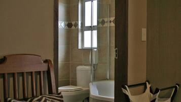 Room, 3 Bedrooms | Bathroom | Hair dryer
