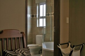 Habitación, 3 habitaciones | Baño | Secadora de cabello