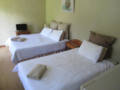Bedrock Bb - Triple Bedroom With Self Cathering