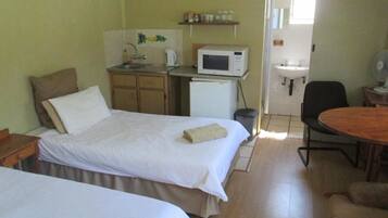 1 bedroom, bed sheets