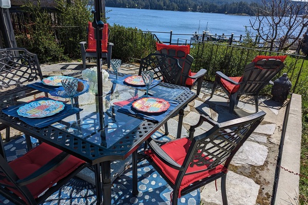 Breakfast al fresco.
Lots of birds & wildlife.