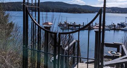 Location! Location! Waterfront! Amazing views! 2 Bedroom comfort.