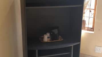 1 dormitorio y tabla de planchar con plancha