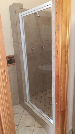 Towels - Cosy Double Bedroom in Guesthouse (Rustenburg)