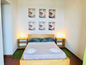 1 habitación y tabla de planchar con plancha