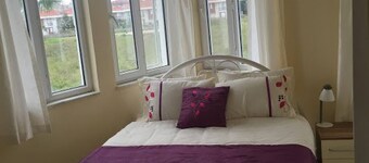 "cosy Villa With Communal Pool, Rooftop Suntrap Area"