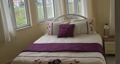 "cosy Villa With Communal Pool, Rooftop Suntrap Area"