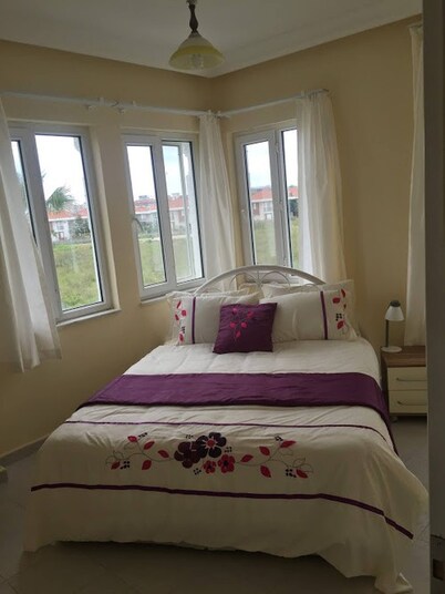 "cosy Villa With Communal Pool, Rooftop Suntrap Area"