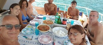 Akhir Cruise Charter