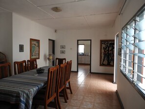 Casa, 4 habitaciones, balcón, vista al jardín | Comedor