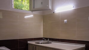 Bungalow, 1 habitación, fumadores, balcón | Baño