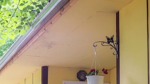 Outdoor dining - Bungalow in Lovely and Familial Area for 2 or 3 Persons (Petrich)