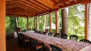 Bungalow, 1 makuuhuone, tupakointi sallittu, parveke | Oleskelualue