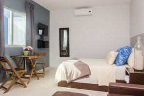 Room, 1 Bedroom, Smoking | Ruang tamu