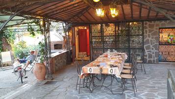 Villa, 5 Schlafzimmer, eigener Pool, Gartenblick | Speisen im Freien