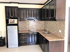 Condo, 1 Bedroom | Dapur peribadi | Ketuhar gelombang mikro, cerek elektrik, meja makan 
