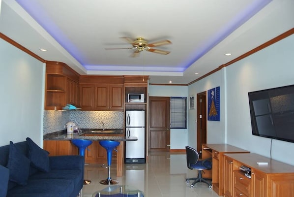 Electric kettle, dining tables - Baan Suan Lalana Te Floor 5 Room (Pattaya)