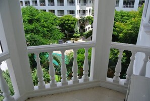 Condo, 1 Bedroom | Property grounds - Baan Suan Lalana Sa Floor 4 Room 415 (Pattaya)