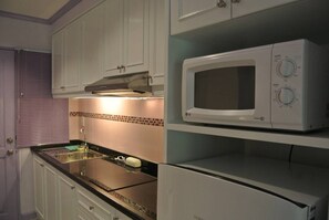 คอนโด, 1 ห้องนอน | ครัวส่วนตัว | ไมโครเวฟ, กาต้มน้ำไฟฟ้า, โต๊ะรับประทานอาหาร