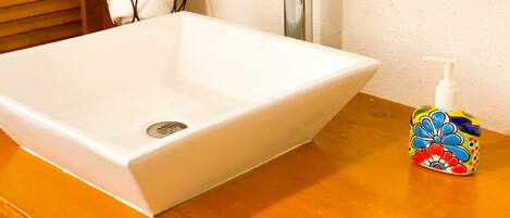 ヘアドライヤー、タオル、石鹸、シャンプー