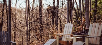 Cozy Cabin w/Hot-Tub In The Beautiful Mountains of North Carolina,
Pet Friendly!