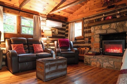 Cozy Cabin w/Hot-Tub In The Beautiful Mountains of North Carolina,
Pet Friendly!