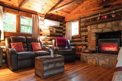 Cozy Cabin w/Hot-Tub In The Beautiful Mountains of North Carolina,
Pet Friendly!