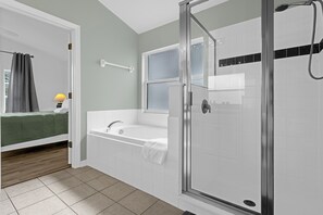 Vasca, asciugacapelli, asciugamani, sapone