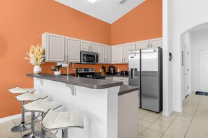 Frigorifero, microonde, forno, piano cottura