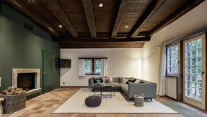 Una sala de estar acogedora con chimenea, un sofá y una televisión.