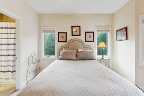 2 bedrooms, free Internet, bed sheets