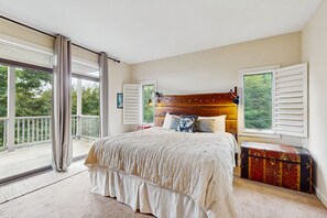 2 bedrooms, free Internet, bed sheets