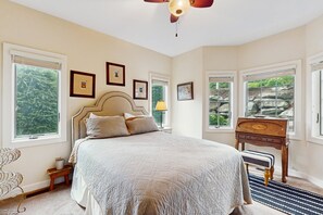 2 bedrooms, free Internet, bed sheets