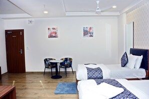 Family Three Bed Room - Hotel Royal Wings (Vadodara)