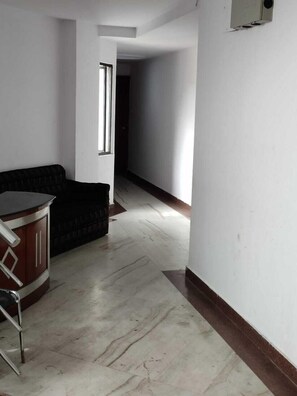 Habitación de lujo | Zona de estar | Una televisión