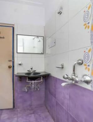 Ducha, artículos de higiene personal gratuitos y toallas