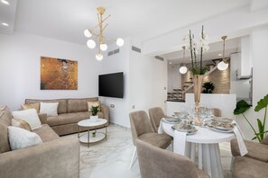 Maison exclusive, baignoire à jets | Salle de séjour | Téléviseur connecté de 42 po avec télévision par satellite, téléviseur