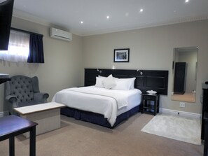 Business Room (1) | Desk, laptop workspace, blackout drapes, free WiFi - Albion Manor (Durban)