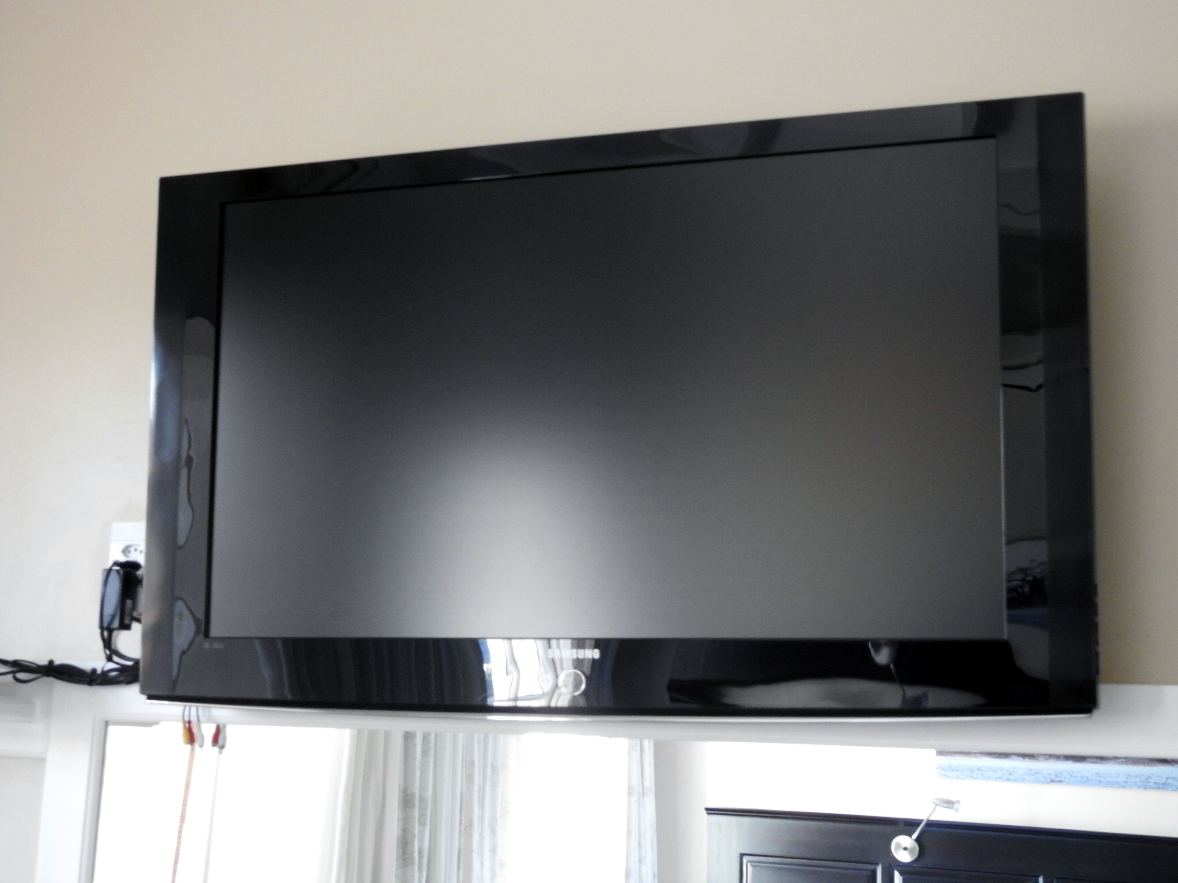 Un televisor de pantalla plana montado en la pared.