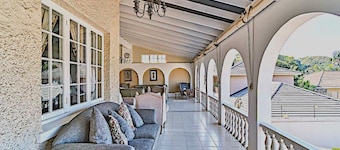 Albion Manor